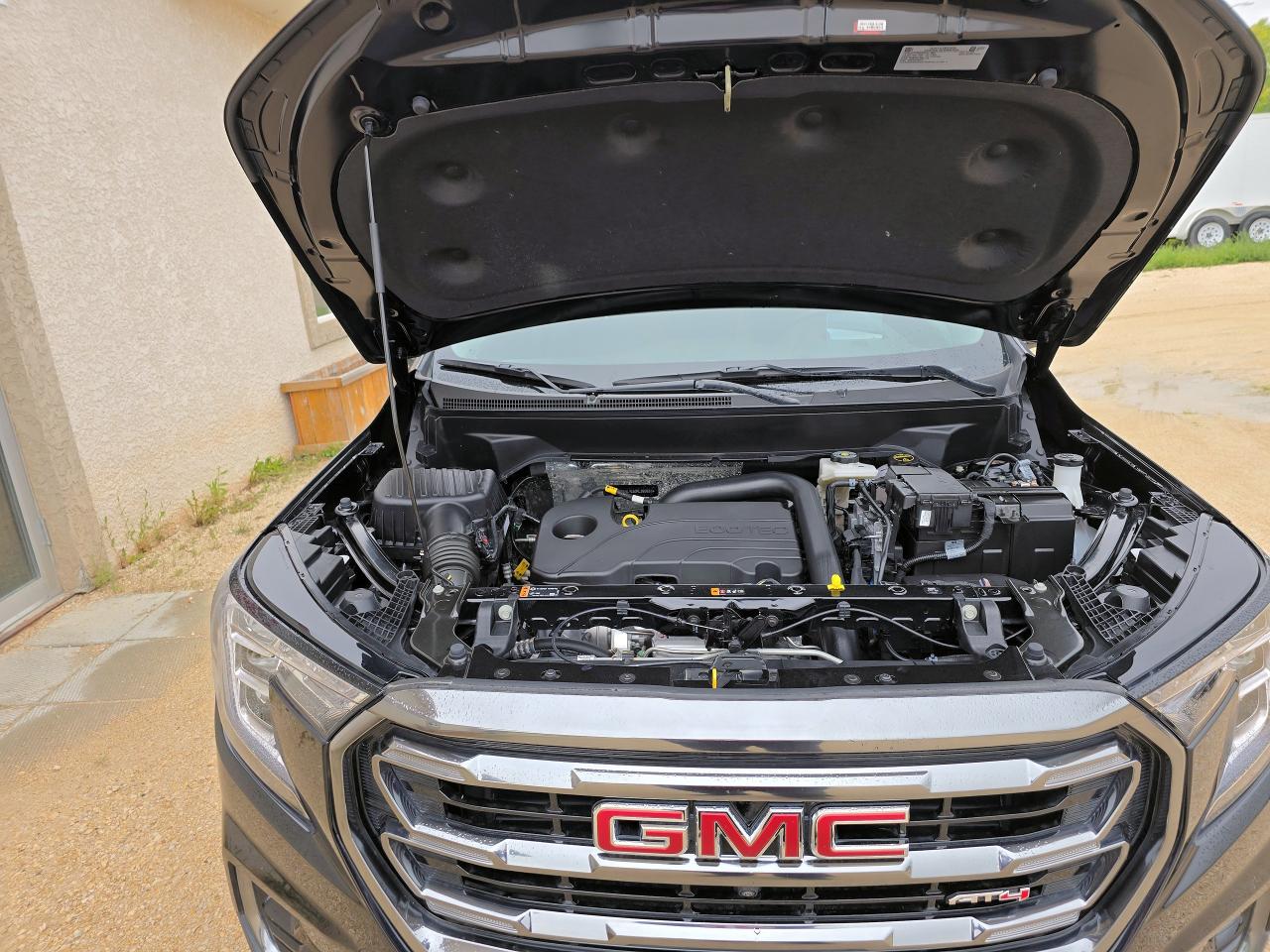 2024 GMC Terrain AWD AT4 Only 5977 KM - Photo #4
