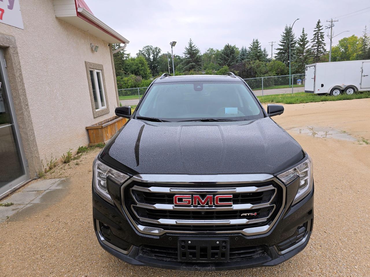 2024 GMC Terrain AWD AT4 Only 5977 KM - Photo #3