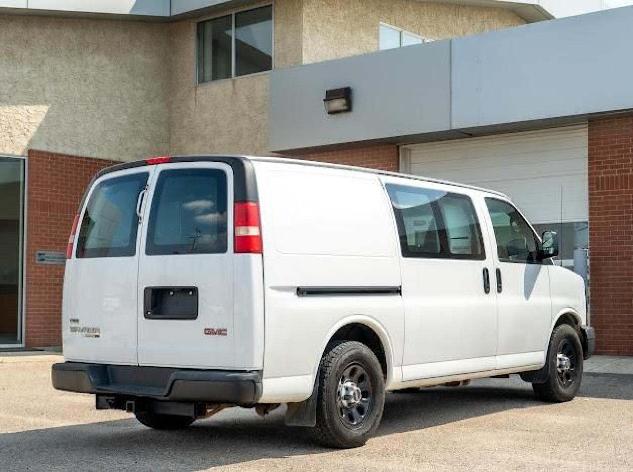 2011 GMC Savana Cargo Van AWD 1500 135" - Photo #6
