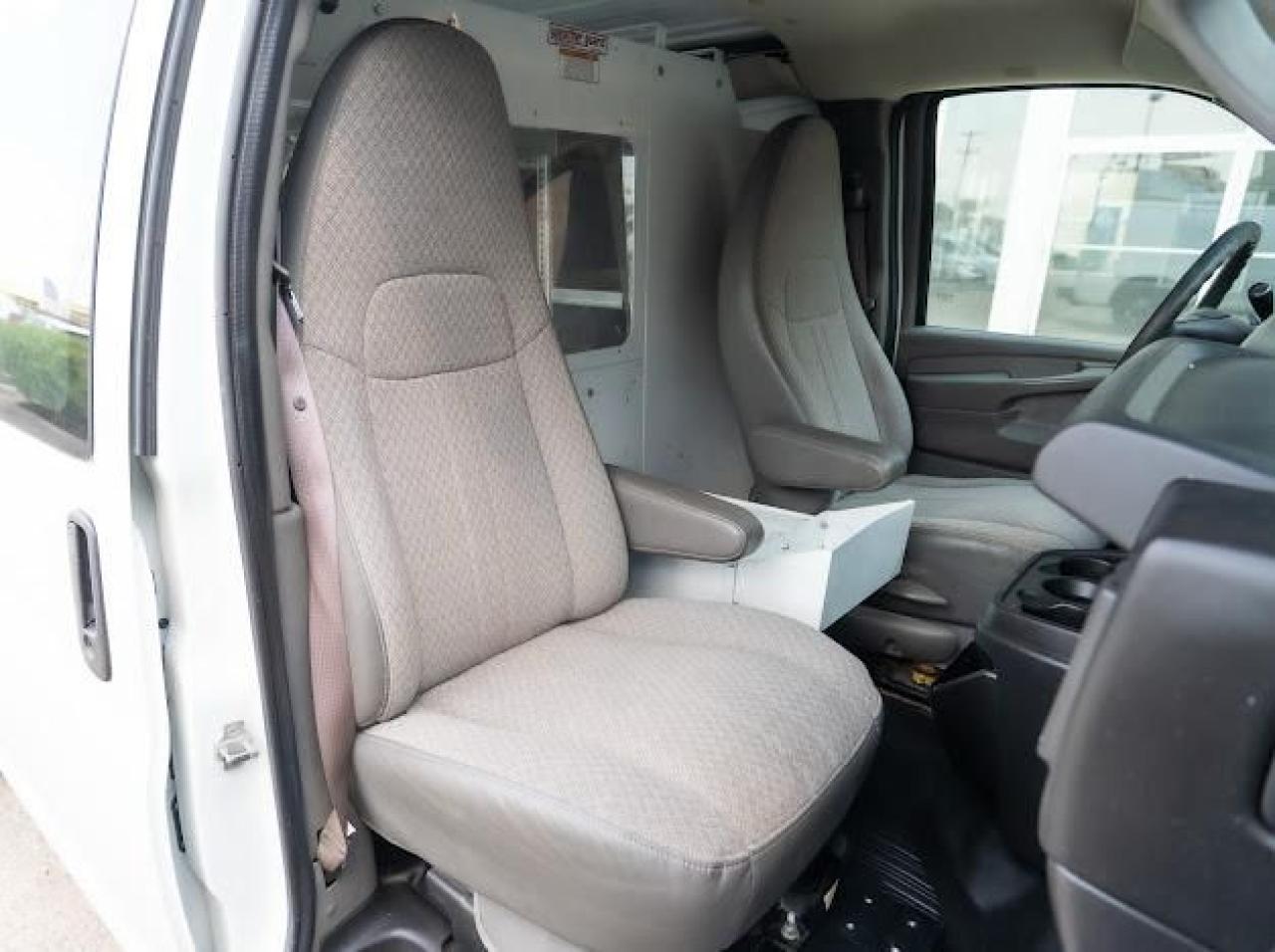 2011 GMC Savana Cargo Van AWD 1500 135" - Photo #11