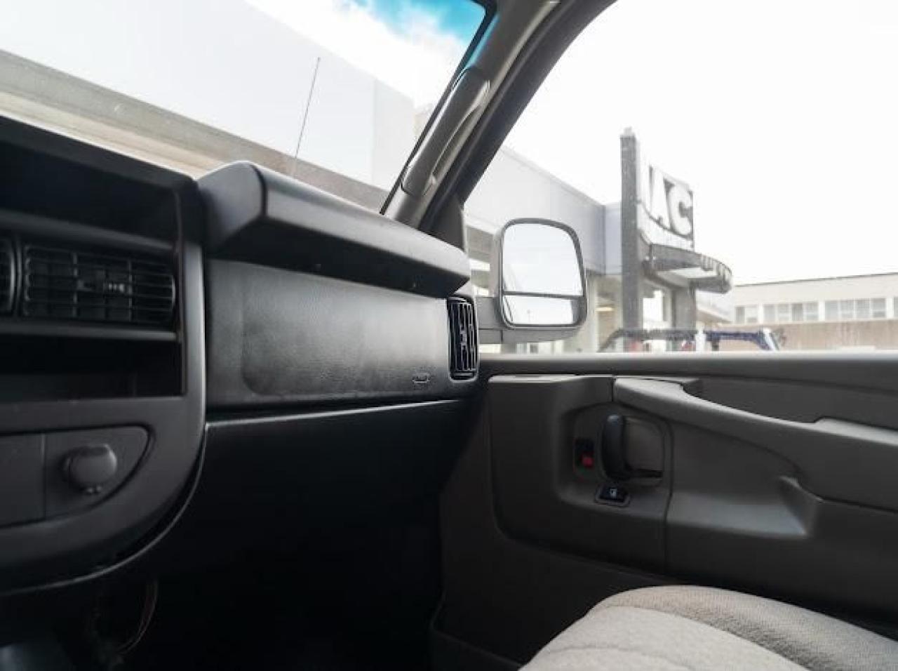 2011 GMC Savana Cargo Van AWD 1500 135" - Photo #20