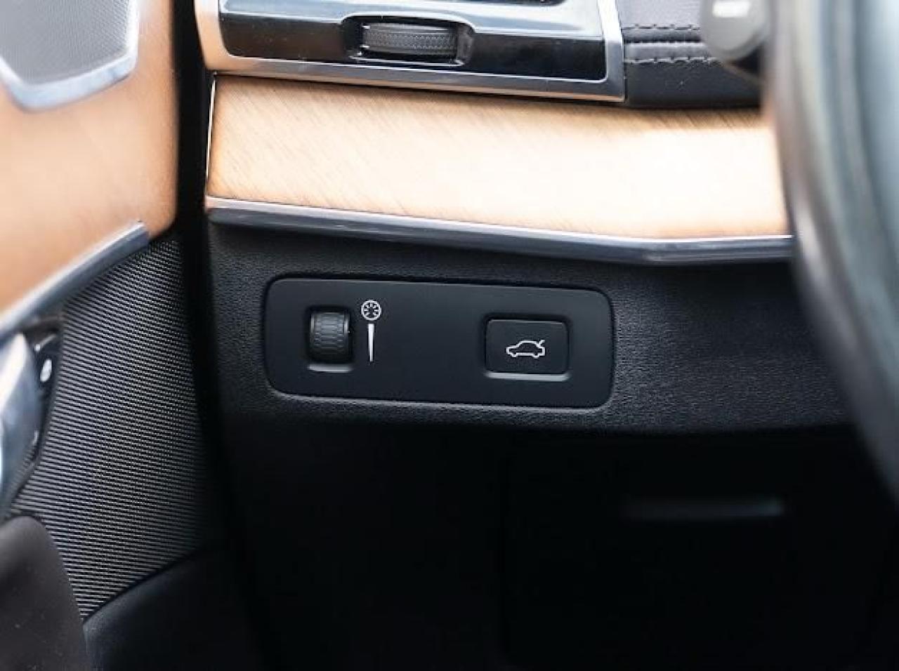 2016 Volvo XC90 T6 Inscription - Photo #22