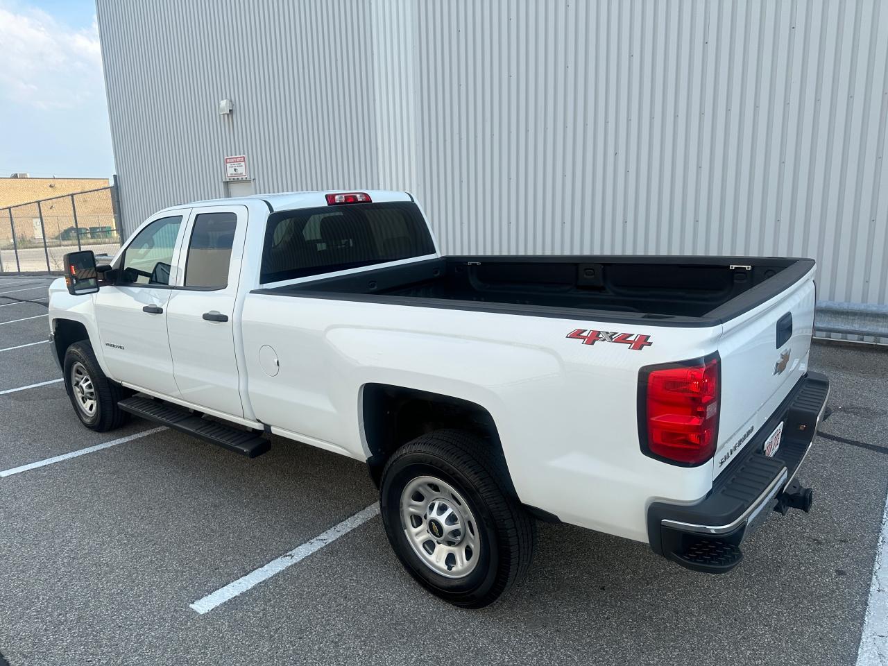 2019 Chevrolet Silverado 2500 HD - 8 FT BOX 4WD Photo2