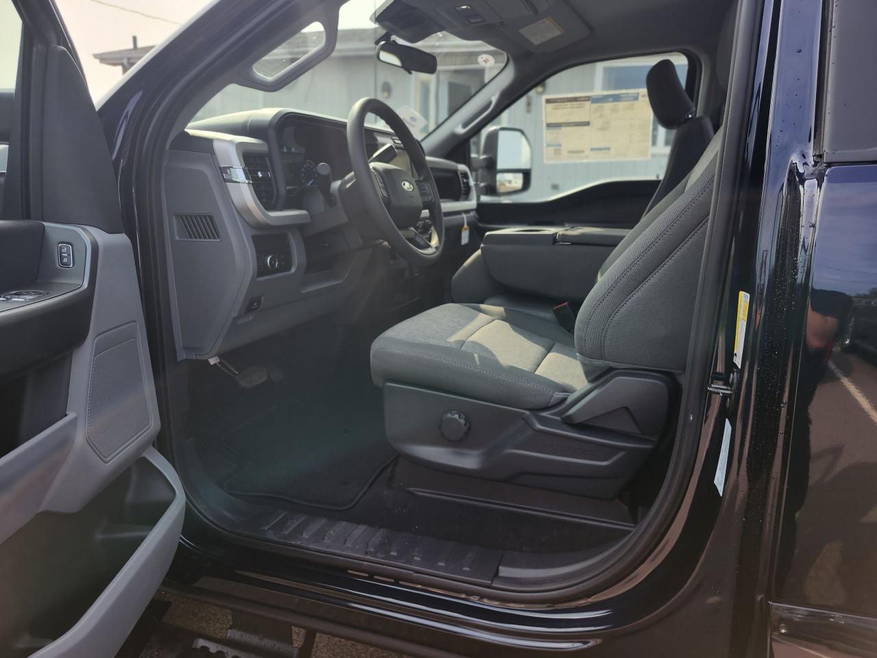 2025 Ford F-250 Super Duty SRW XL 4WD Reg Cab 8' Box Photo5