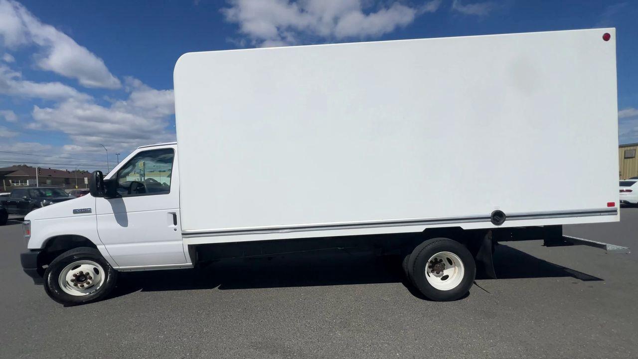 2022 Ford E450 Cutaway PREVIOUS DAILY RENTAL - LEATHER SEATS, SIRIUS XM, 2 PASSENGER, Photo4