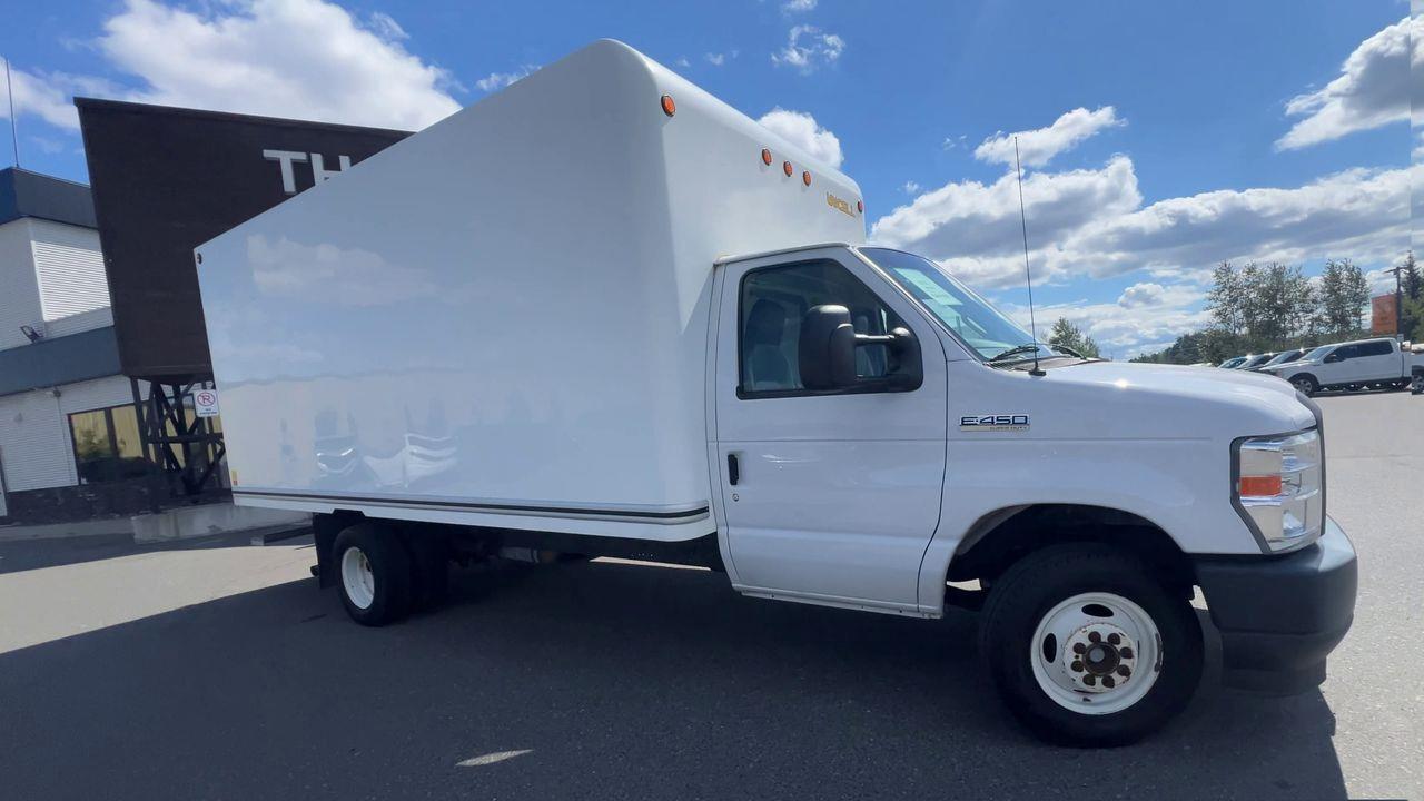 2022 Ford E450 Cutaway PREVIOUS DAILY RENTAL - LEATHER SEATS, SIRIUS XM, 2 PASSENGER, Photo