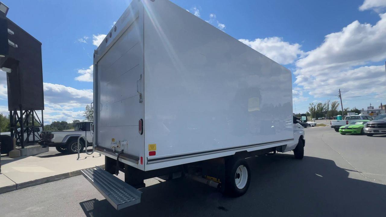 2022 Ford E450 Cutaway PREVIOUS DAILY RENTAL - LEATHER SEATS, SIRIUS XM, 2 PASSENGER, Photo