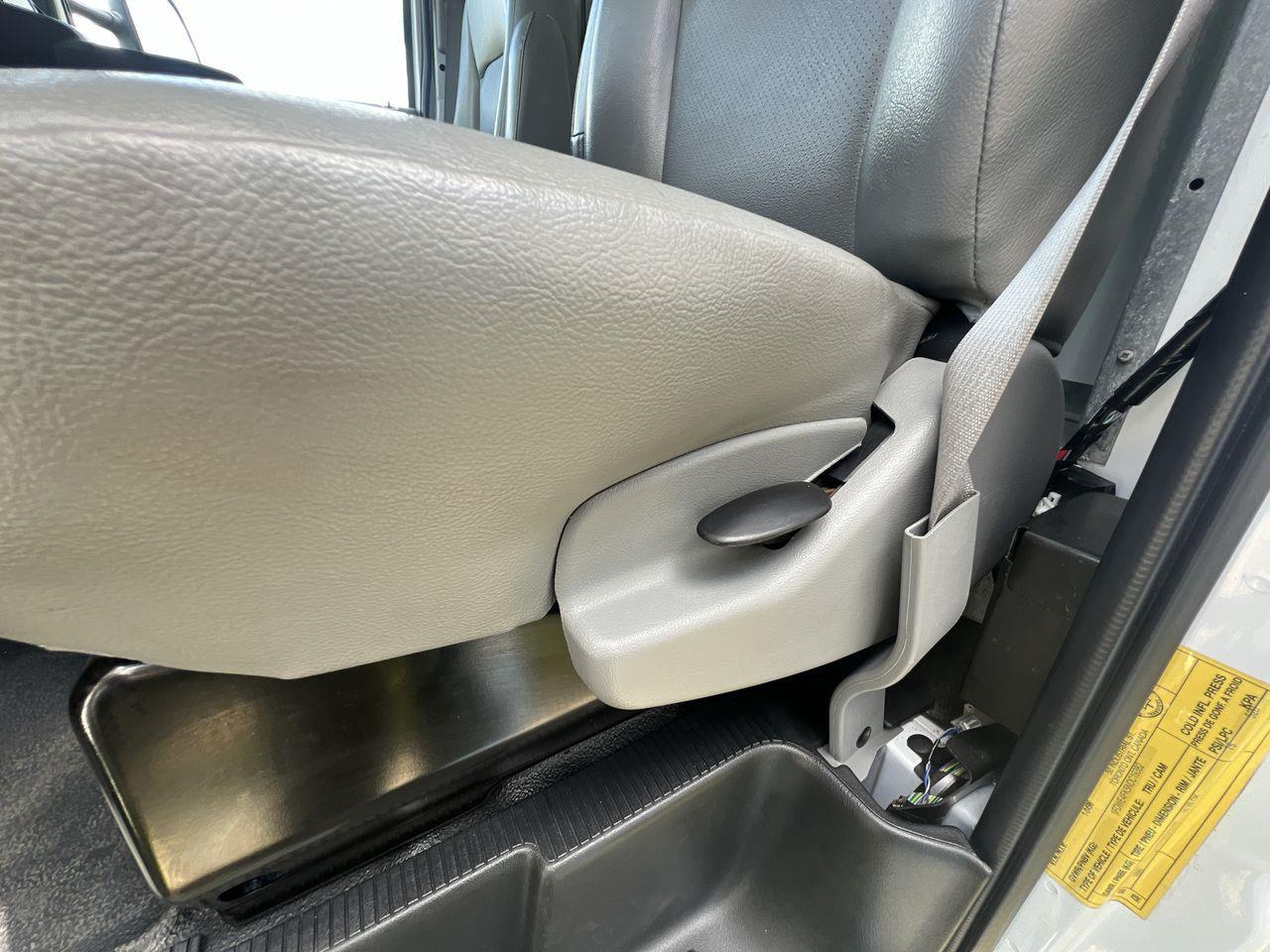 2022 Ford E450 Cutaway PREVIOUS DAILY RENTAL - LEATHER SEATS, SIRIUS XM, 2 PASSENGER, Photo