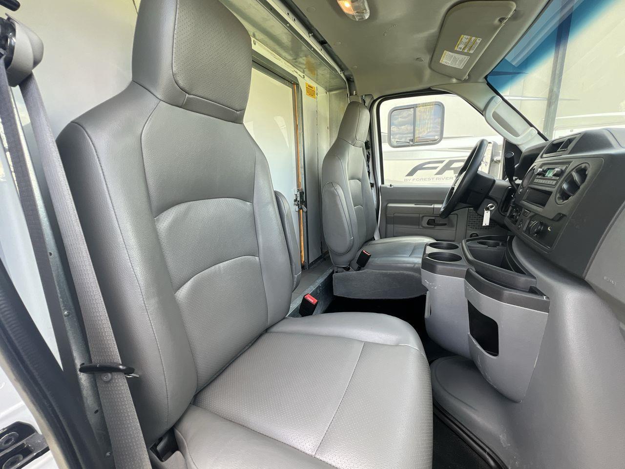 2022 Ford E450 Cutaway PREVIOUS DAILY RENTAL - LEATHER SEATS, SIRIUS XM, 2 PASSENGER, Photo