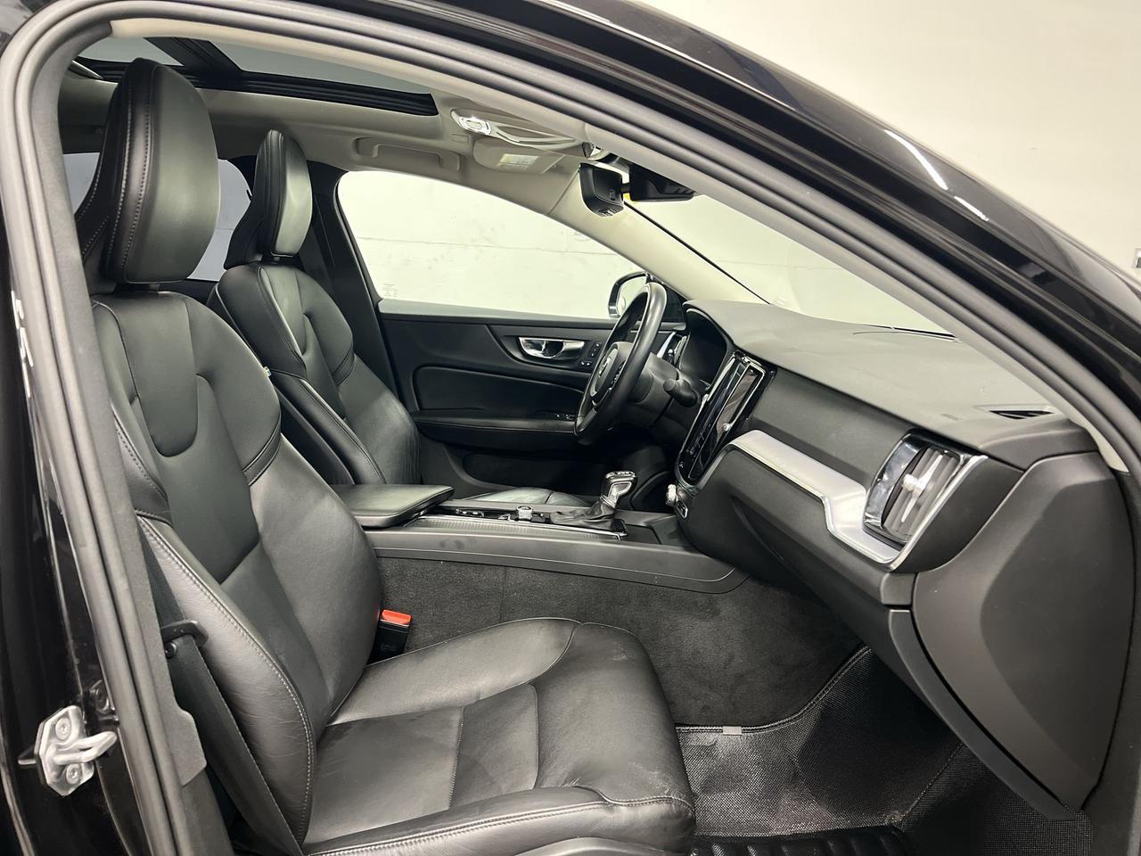 2020 Volvo S60 HTD LEATHER| PANO ROOF| 360 CAM | CARPLAY| ALLOYS Photo