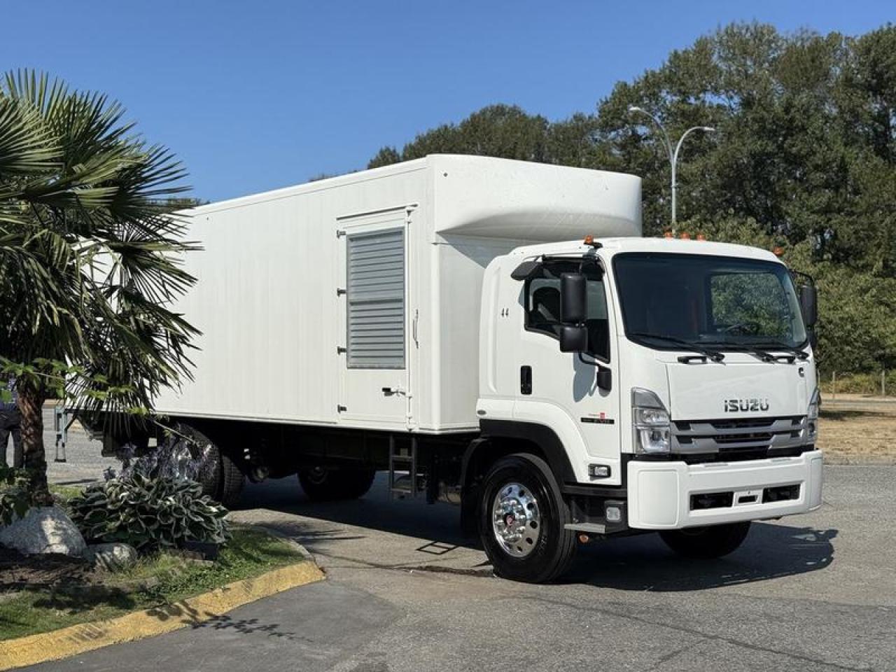 Used 2024 Isuzu FVR 28-Foot Cummins Diesel Cube Van with Power Tailgate and Partition for sale in Burnaby, BC