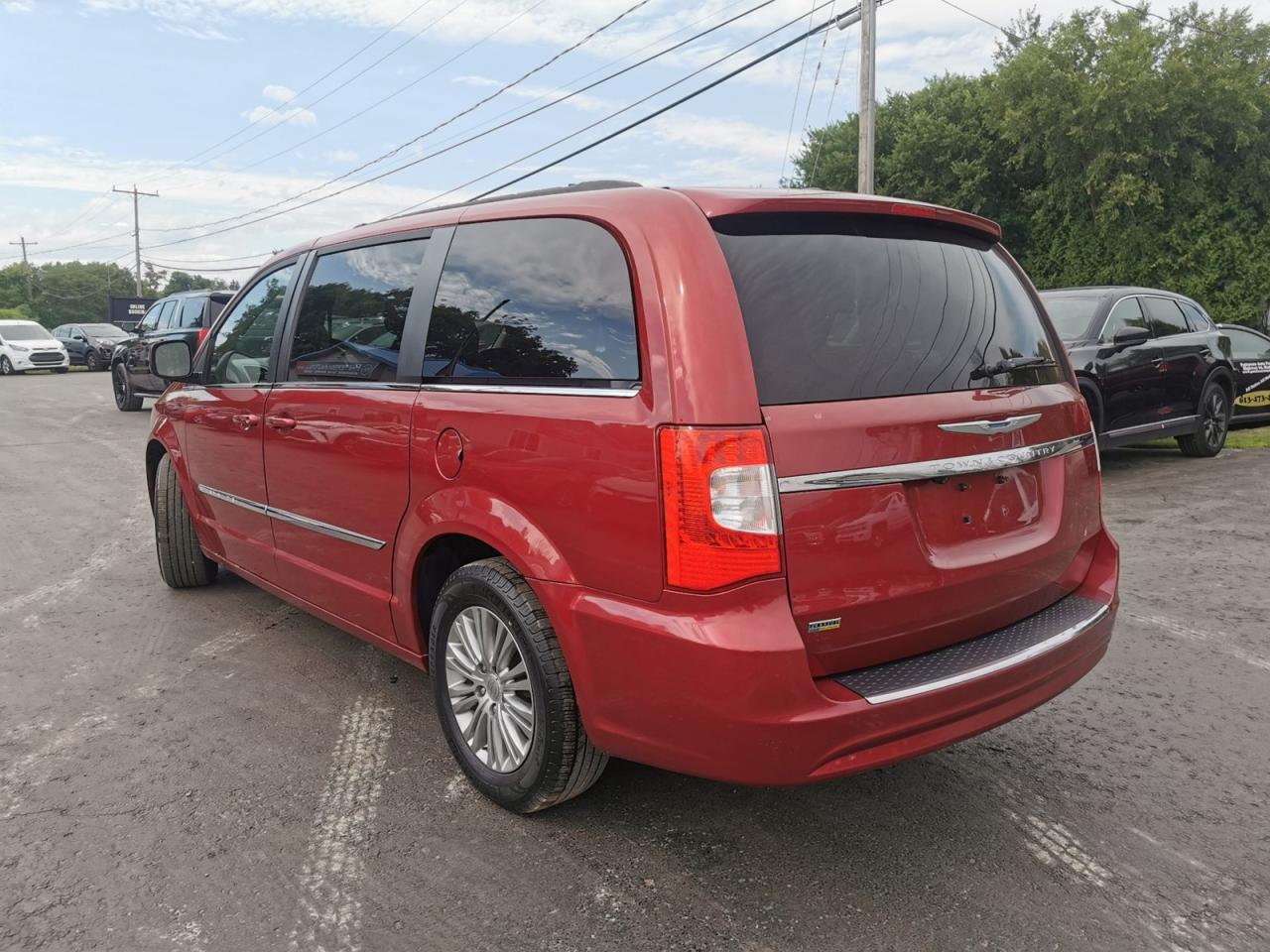2015 Chrysler Town & Country Touring-L - Photo #3