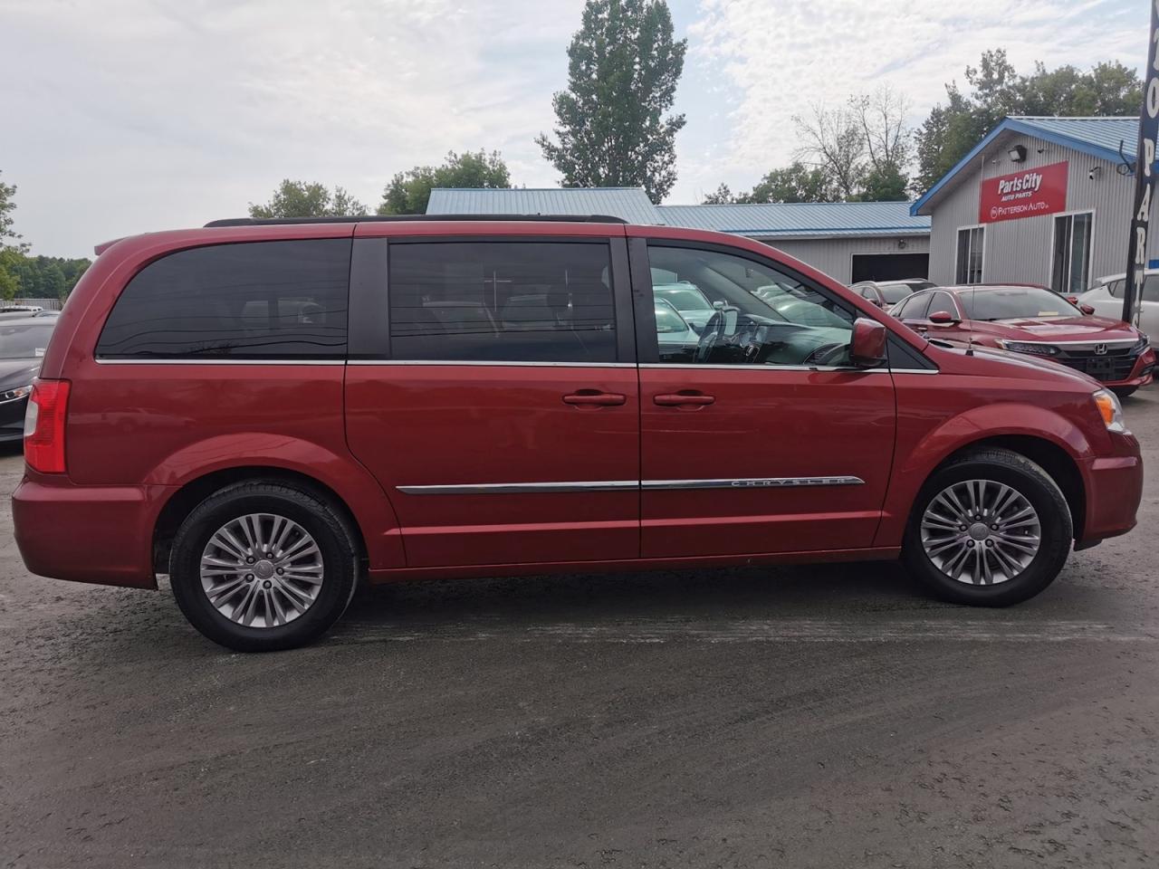 2015 Chrysler Town & Country Touring-L - Photo #6