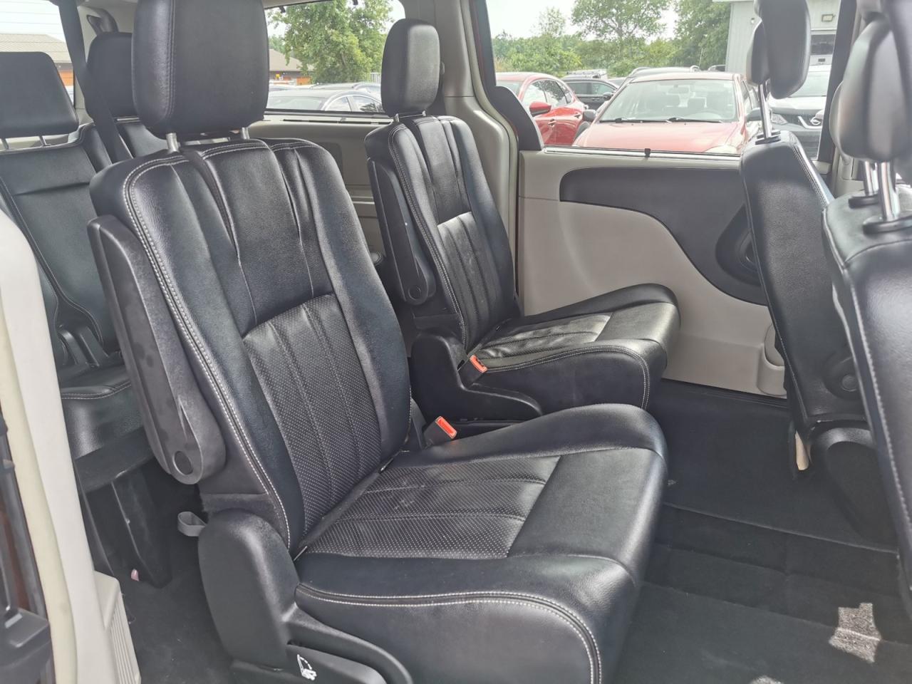 2015 Chrysler Town & Country Touring-L - Photo #18