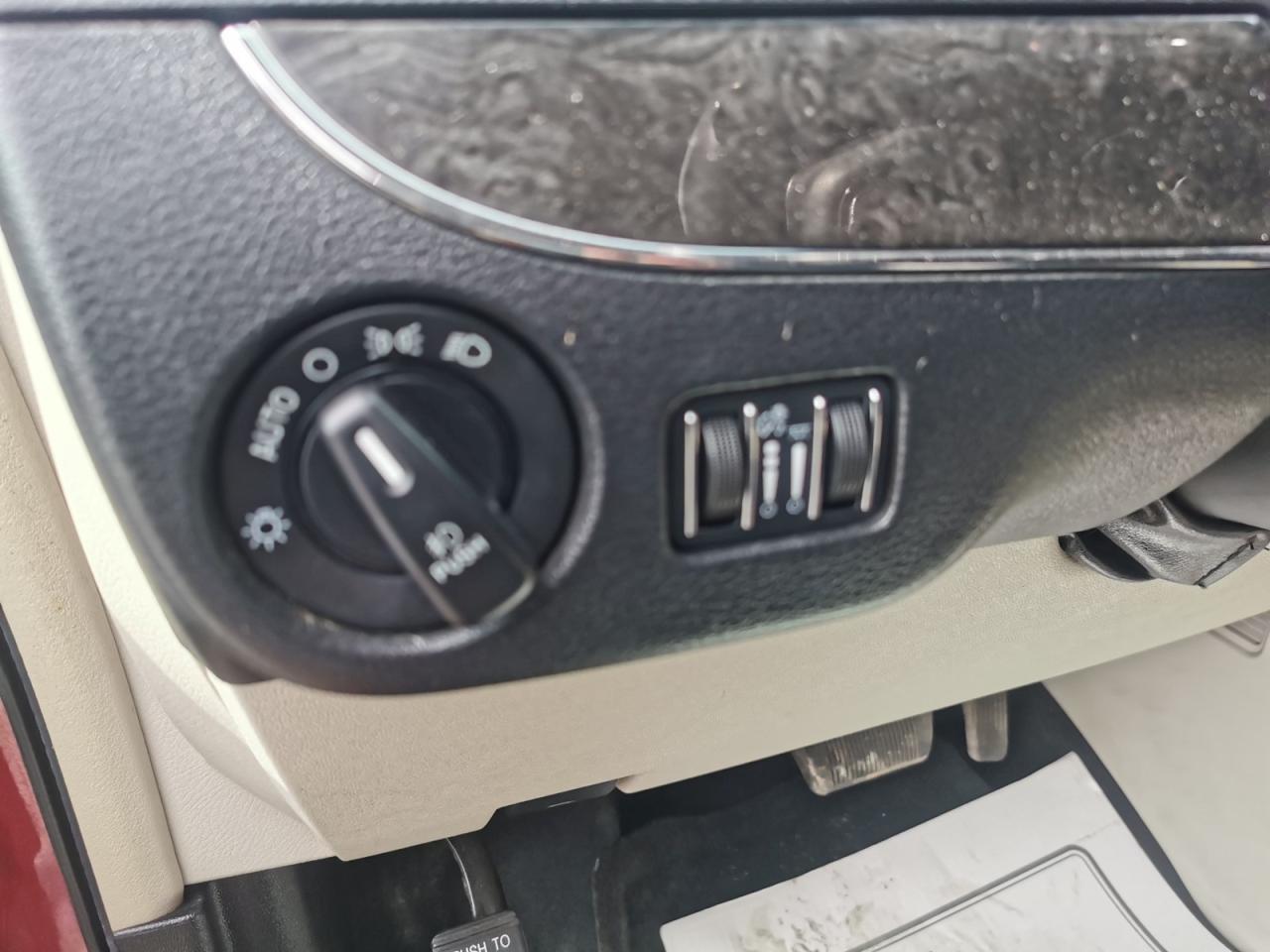 2015 Chrysler Town & Country Touring-L - Photo #25
