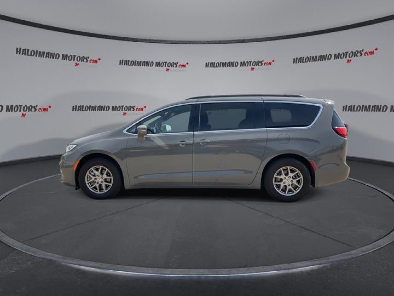 2022 Chrysler Pacifica Touring Photo4