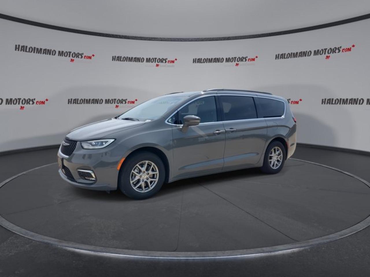 2022 Chrysler Pacifica Touring Photo3