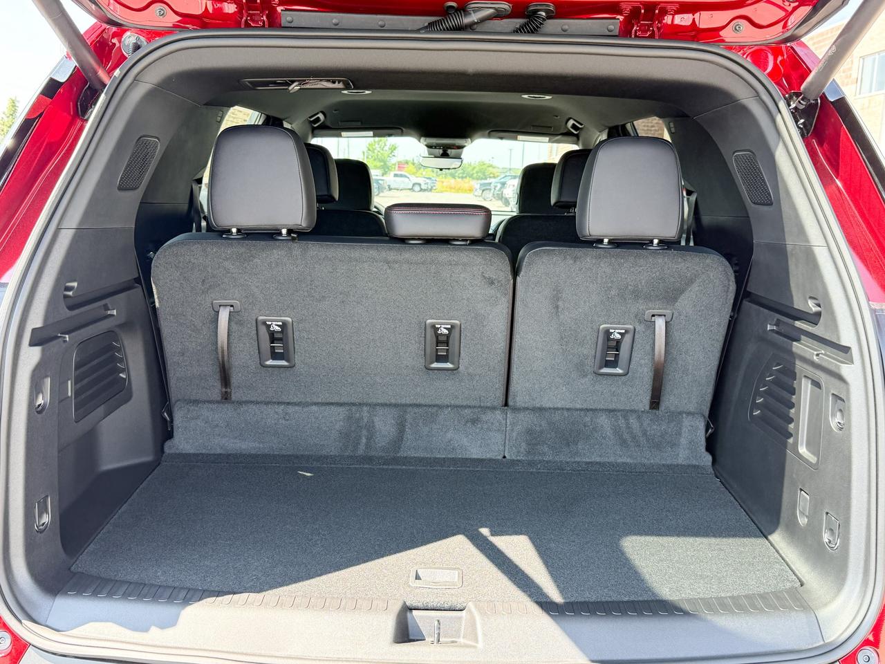 2026 Chevrolet Traverse Z71 2.5L 4 CYL WITH REMOTE START/ENTRY, SUNROOF, HEATED SEATS, HEATED STEERING WHEEL, POWER LIFTGATE, HD SURROUND VISION, APPLE CARPLAY AND ANDROID AUTO Photo4