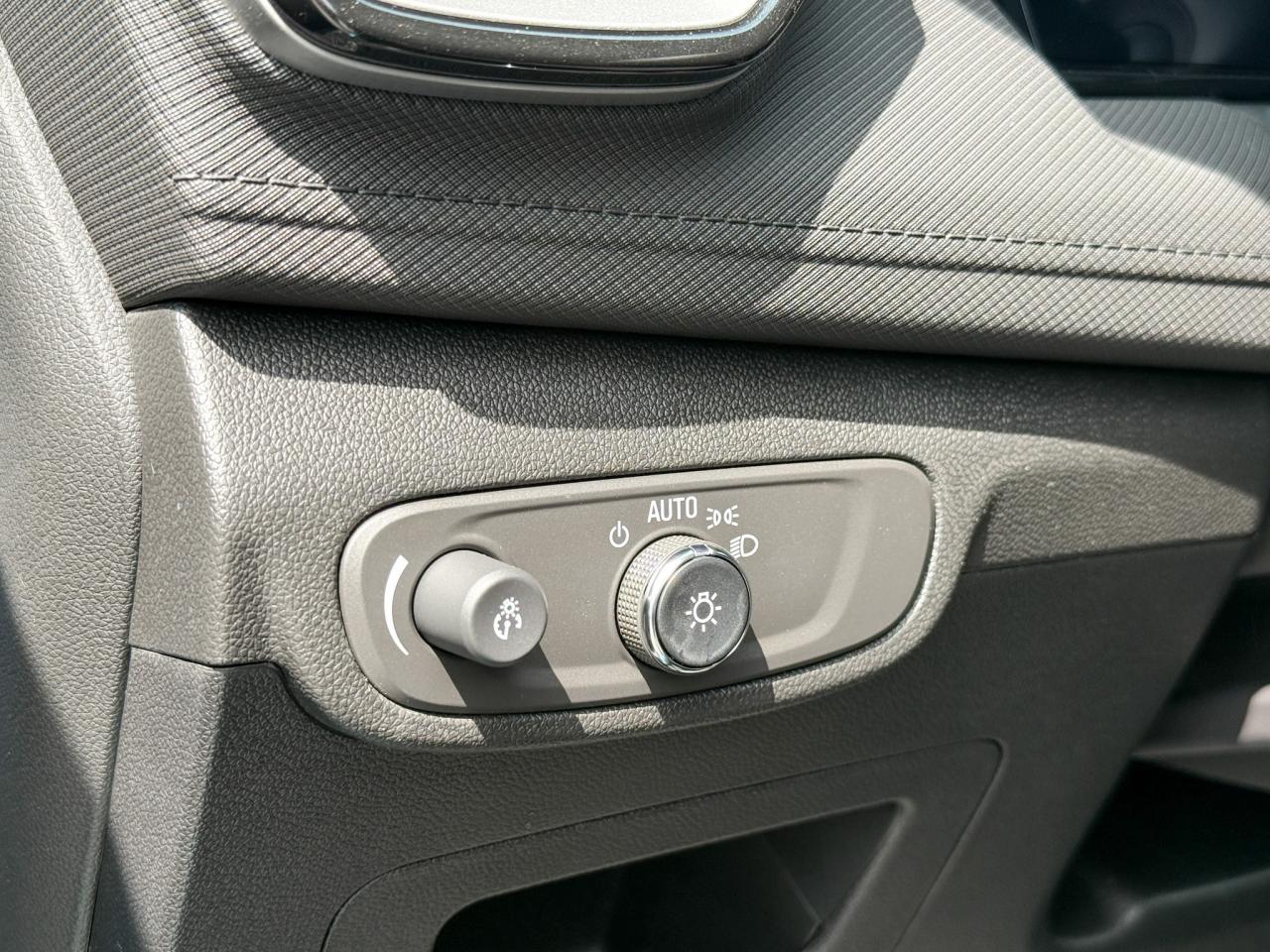 2026 Chevrolet TrailBlazer 1.3L TURBO ENGINE WITH REMOTE START/ENTRY, HEATED FRONT SEATS, HEATED STEERING WHEEL, REAR VIEW CAMERA, APPLE CARPLAY AND ANDROID AUTO Photo