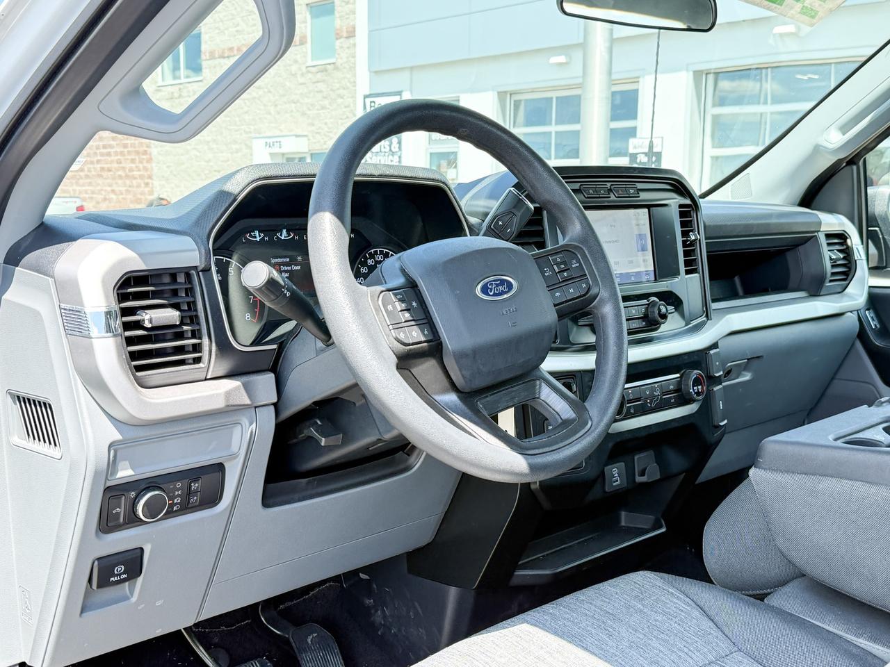 2022 Ford F-150 ONE OWNER, CLEAN CARFAX, 3.3L V6 XL, TOW PACKAGE, TRAILER BRAKECONTROLLER, TAILGATE STEP, 17" SILVER STEEL WHEELS Photo