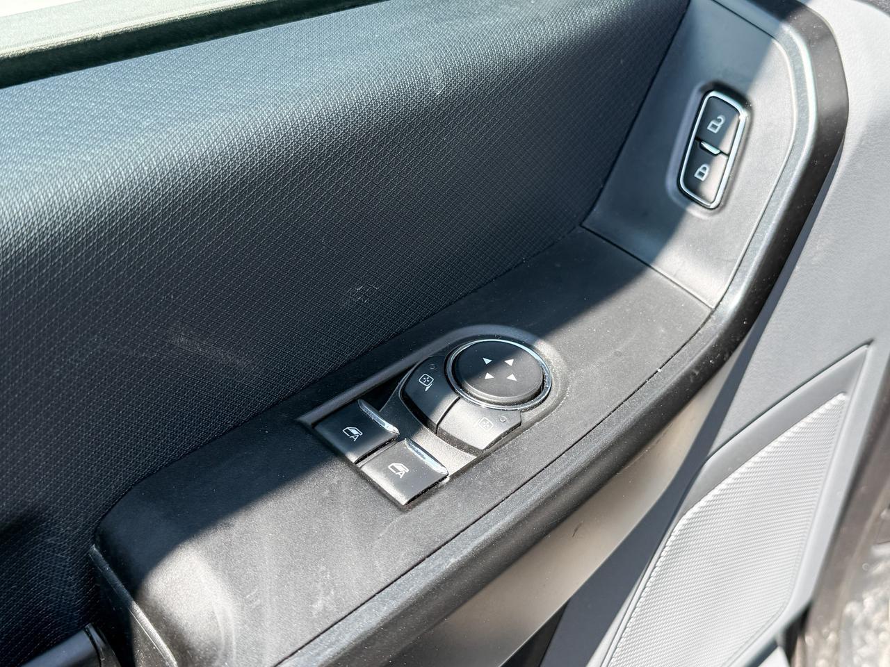 2022 Ford F-150 ONE OWNER, CLEAN CARFAX, 3.3L V6 XL, TOW PACKAGE, TRAILER BRAKECONTROLLER, TAILGATE STEP, 17" SILVER STEEL WHEELS Photo