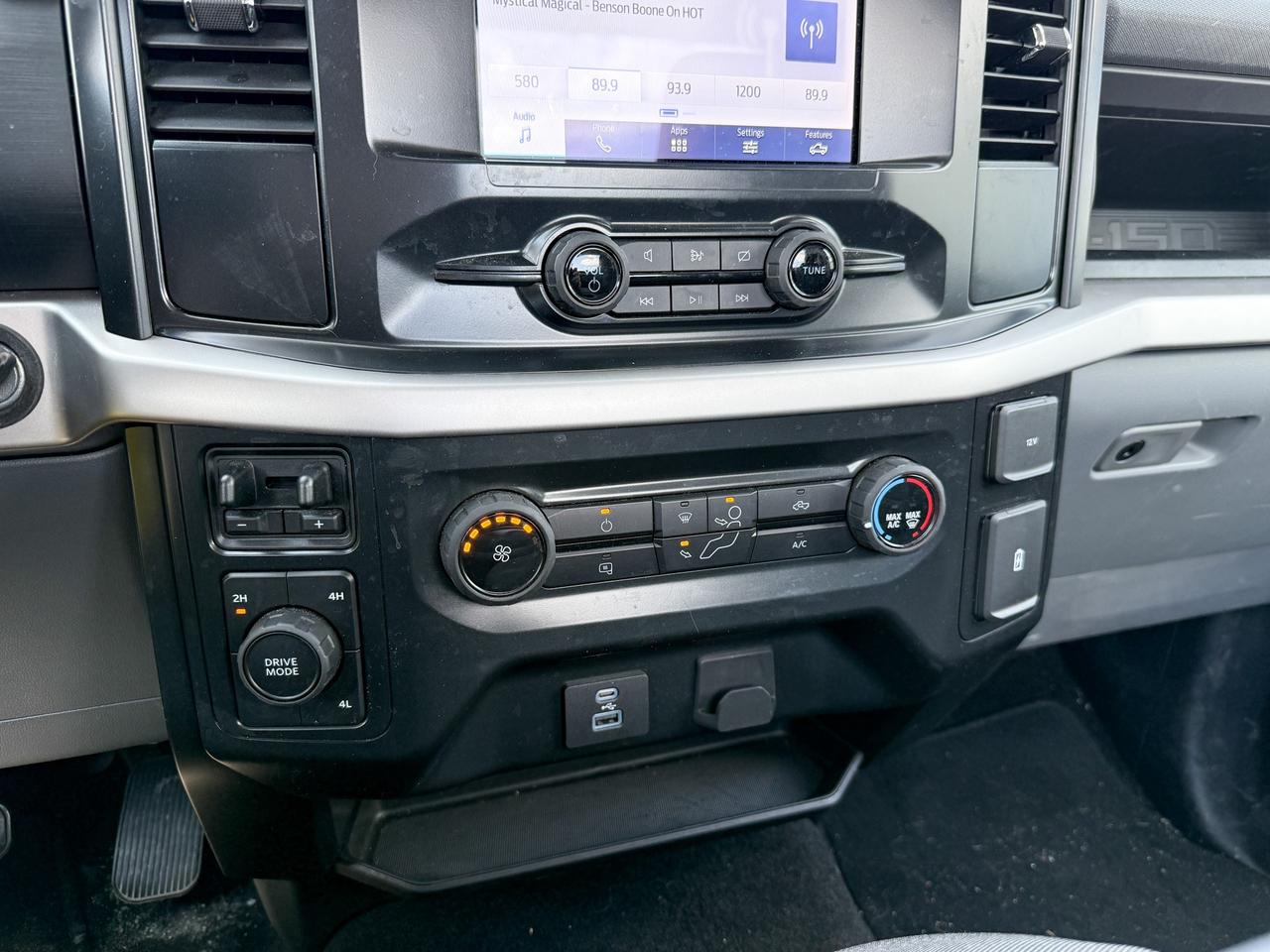 2022 Ford F-150 ONE OWNER, CLEAN CARFAX, 3.3L V6 XL, TOW PACKAGE, TRAILER BRAKECONTROLLER, TAILGATE STEP, 17" SILVER STEEL WHEELS Photo