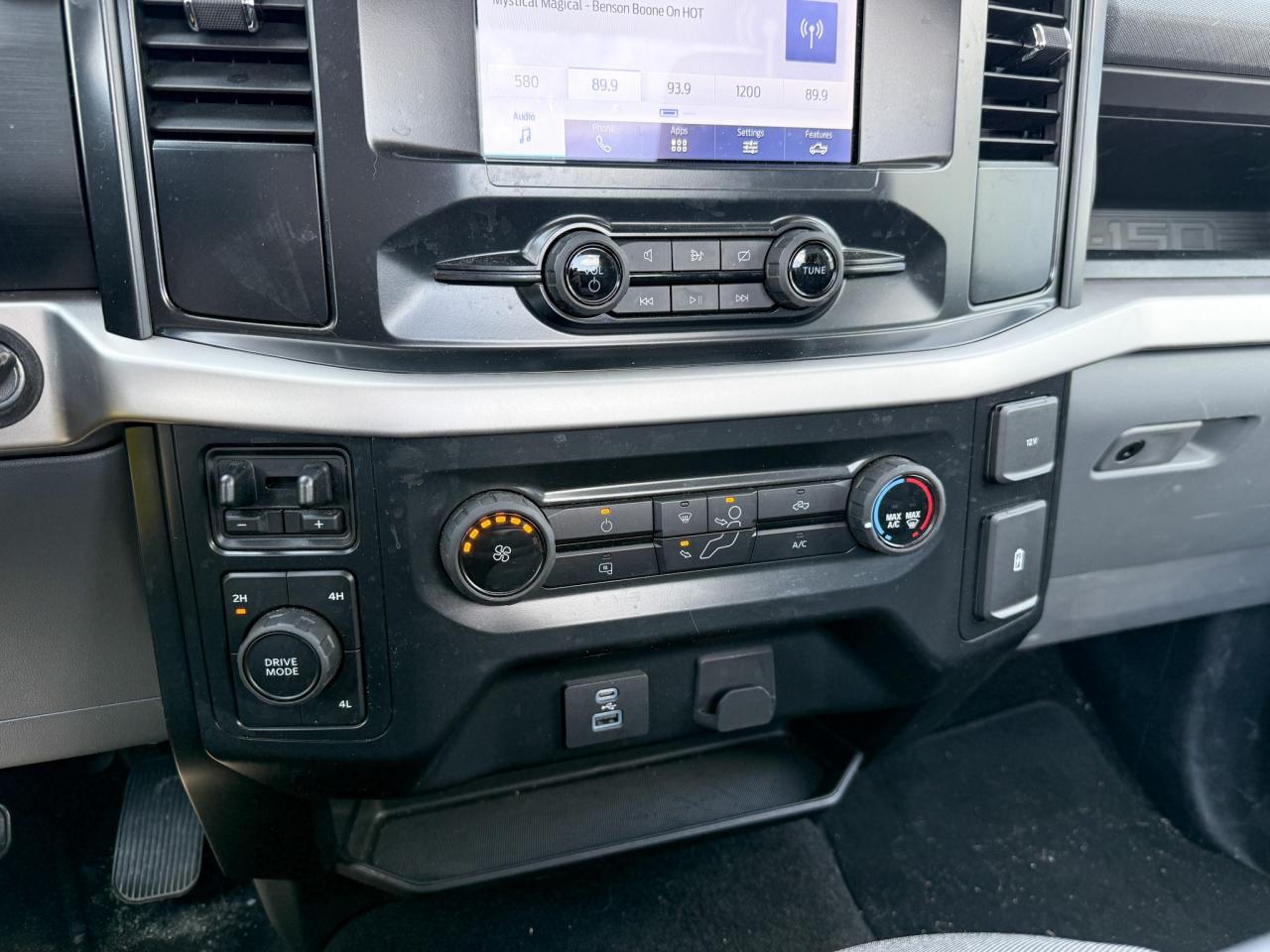 2022 Ford F-150 ONE OWNER, CLEAN CARFAX, 3.3L V6 XL, TOW PACKAGE, TRAILER BRAKECONTROLLER, TAILGATE STEP, 17" SILVER STEEL WHEELS Photo