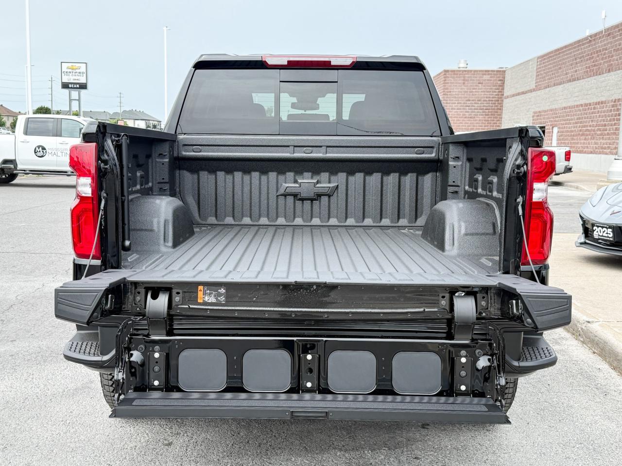 2025 Chevrolet Silverado 1500 LT Trail Boss 3.0L DURAMAX WITH REMOTE START/ENTRY, SUNROOF, HEATED SEATS, HEATED STEERING WHEEL, HITCH GUIDANCE, HD REAR VISION CAMERA Photo4