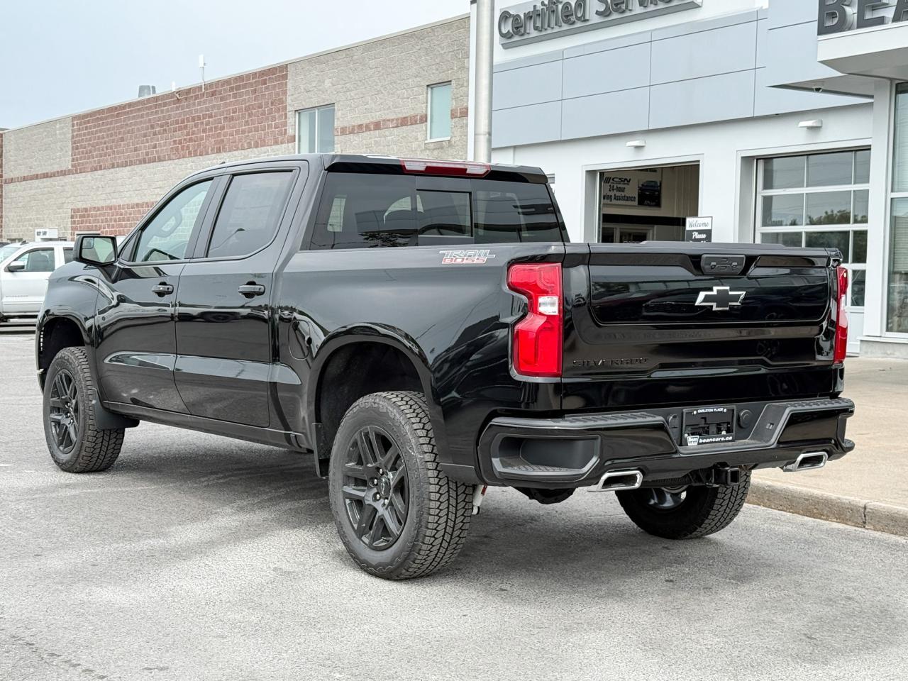2025 Chevrolet Silverado 1500 LT Trail Boss 3.0L DURAMAX WITH REMOTE START/ENTRY, SUNROOF, HEATED SEATS, HEATED STEERING WHEEL, HITCH GUIDANCE, HD REAR VISION CAMERA Photo2