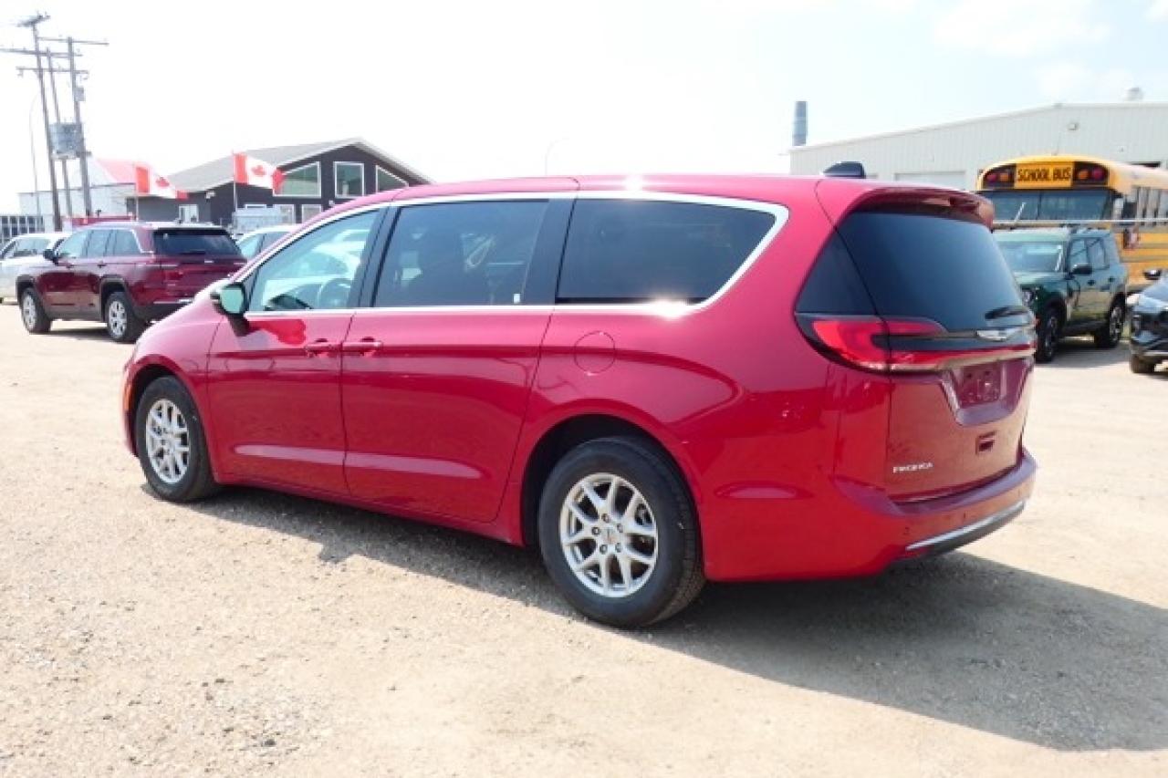 2024 Chrysler Pacifica Touring-L FWD w/Htd Leather, Htd wheel, BUC - Photo #8