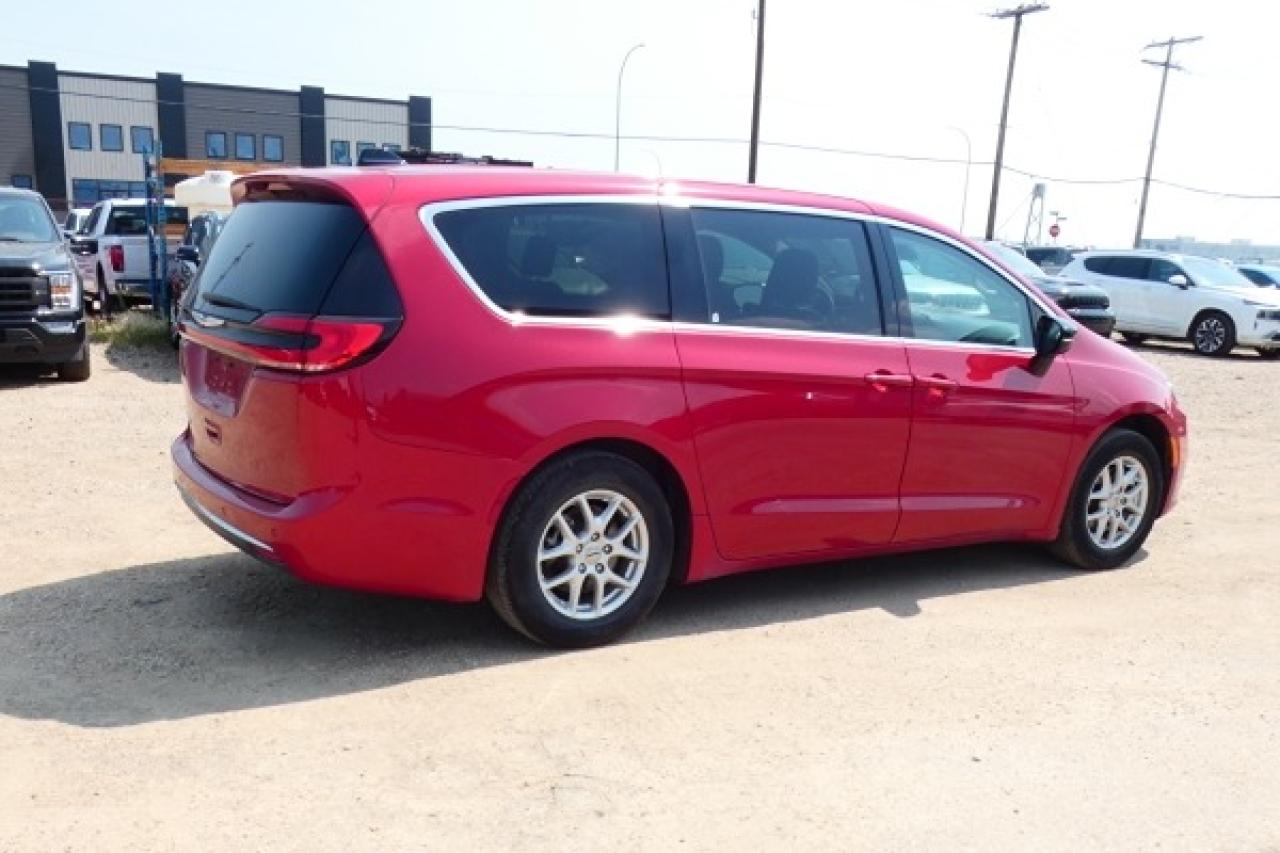 2024 Chrysler Pacifica Touring-L FWD w/Htd Leather, Htd wheel, BUC - Photo #6
