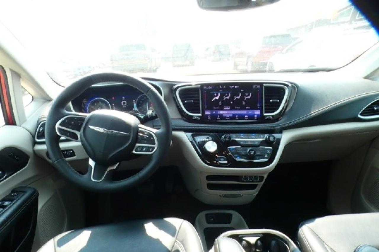 2024 Chrysler Pacifica Touring-L FWD w/Htd Leather, Htd wheel, BUC - Photo #12