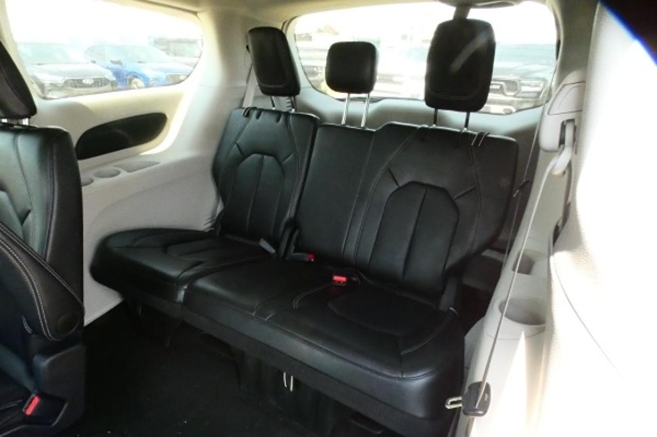 2024 Chrysler Pacifica Touring-L FWD w/Htd Leather, Htd wheel, BUC - Photo #9