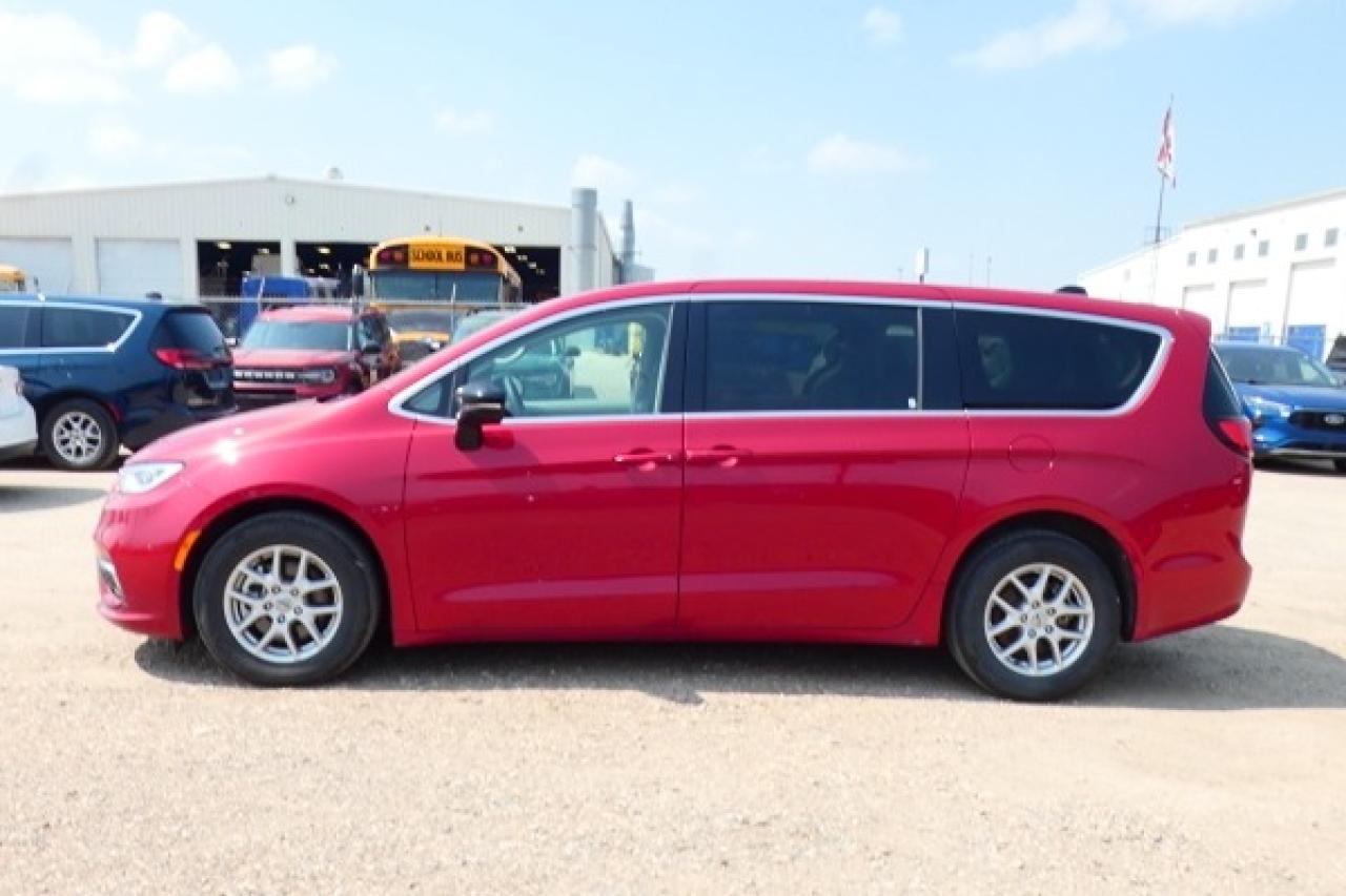 2024 Chrysler Pacifica Touring-L FWD w/Htd Leather, Htd wheel, BUC