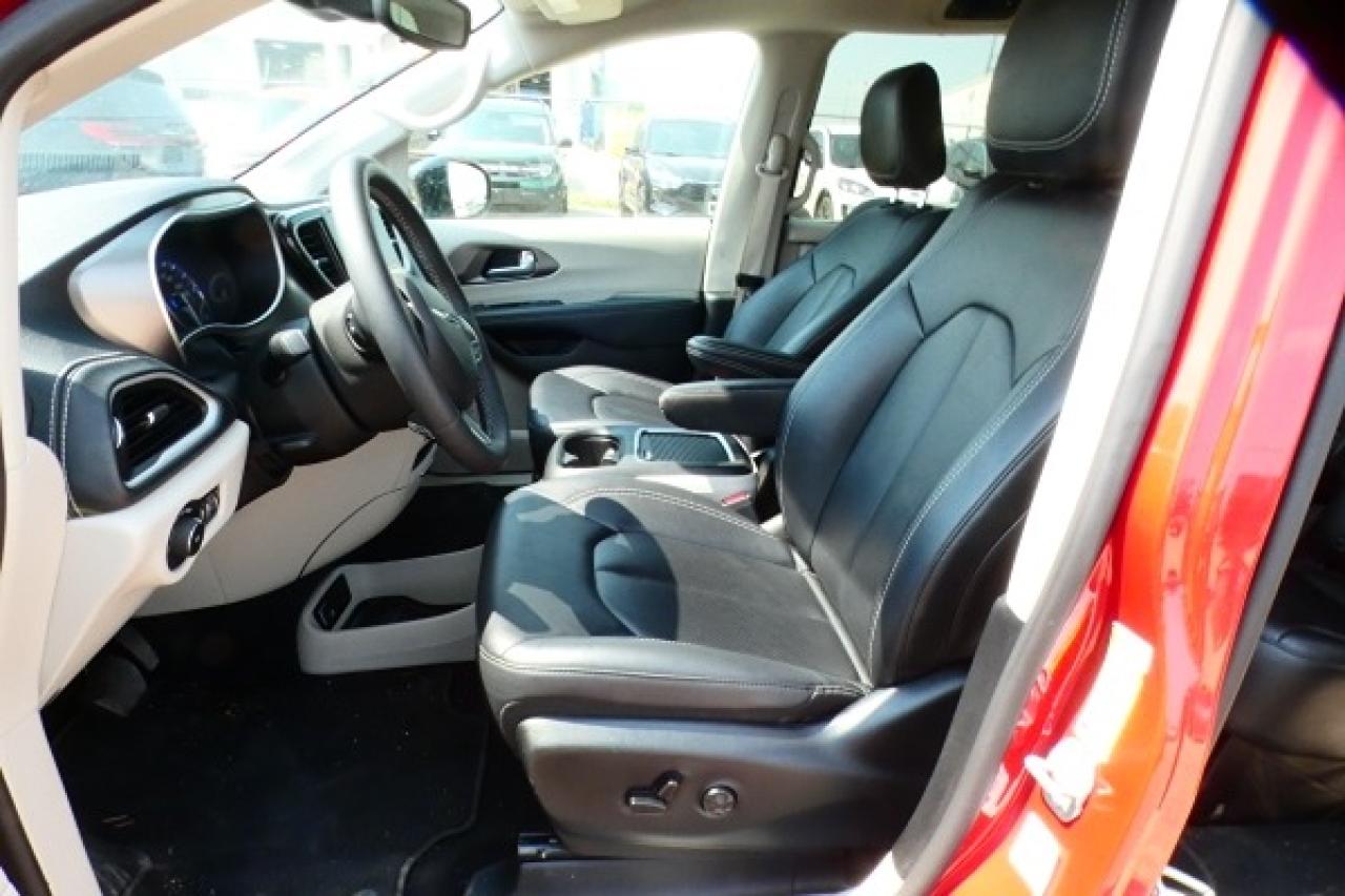 2024 Chrysler Pacifica Touring-L FWD w/Htd Leather, Htd wheel, BUC - Photo #11