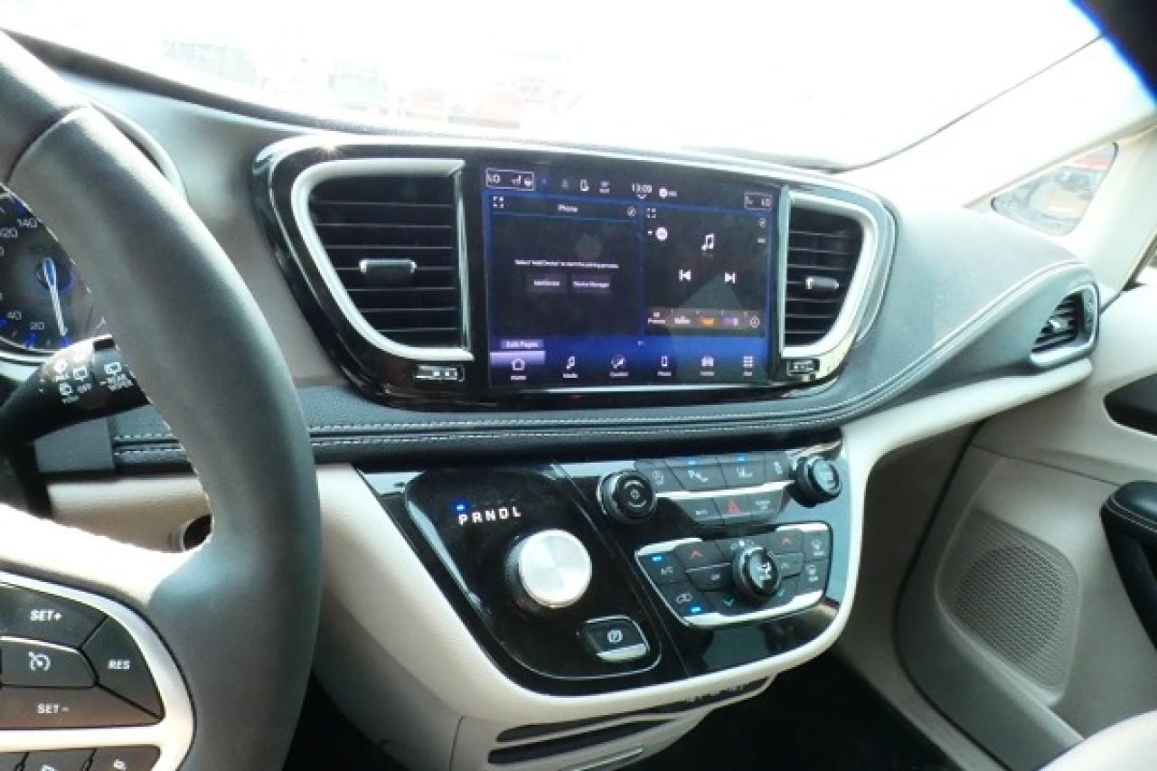 2024 Chrysler Pacifica Touring-L FWD w/Htd Leather, Htd wheel, BUC - Photo #15