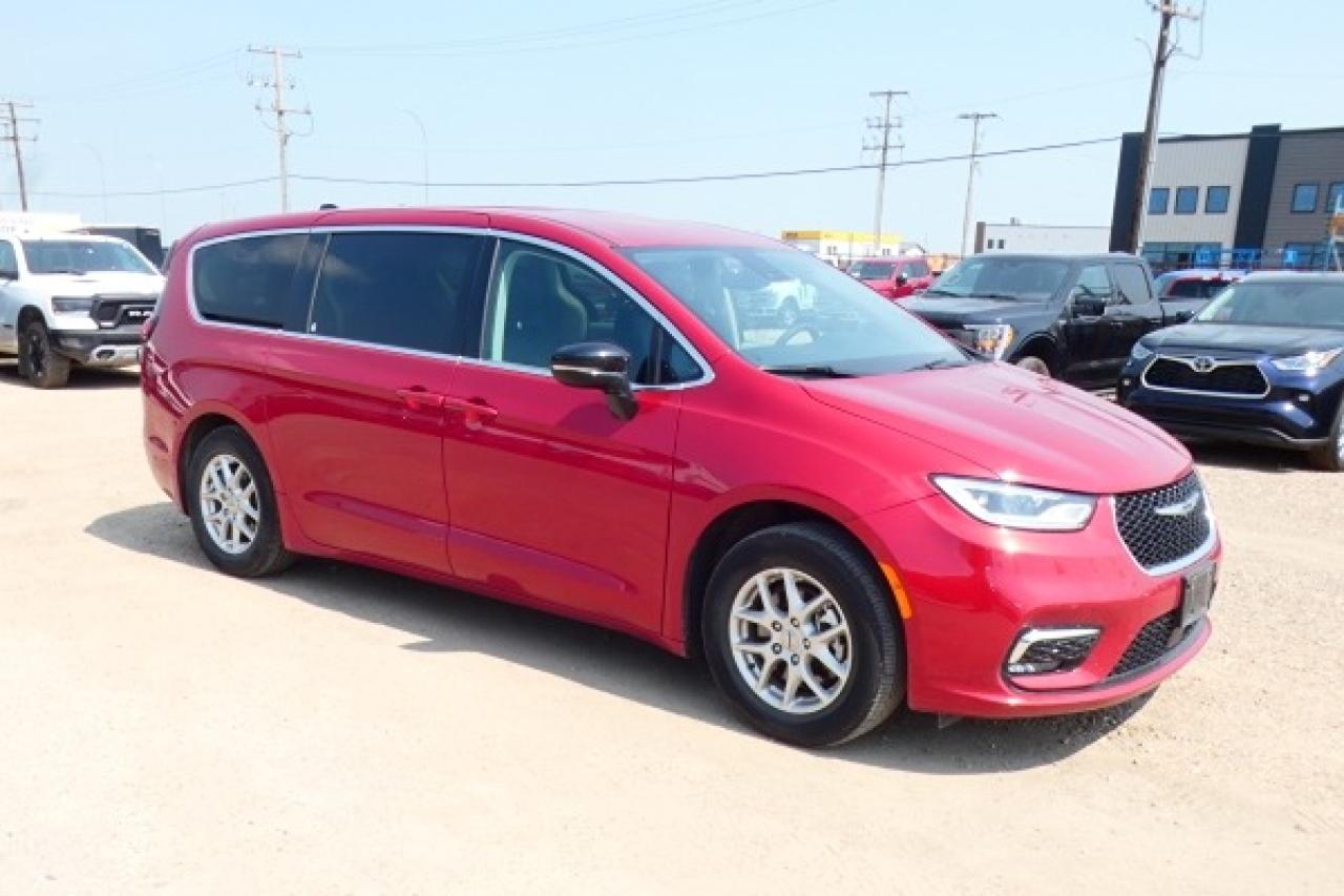 2024 Chrysler Pacifica Touring-L FWD w/Htd Leather, Htd wheel, BUC - Photo #4