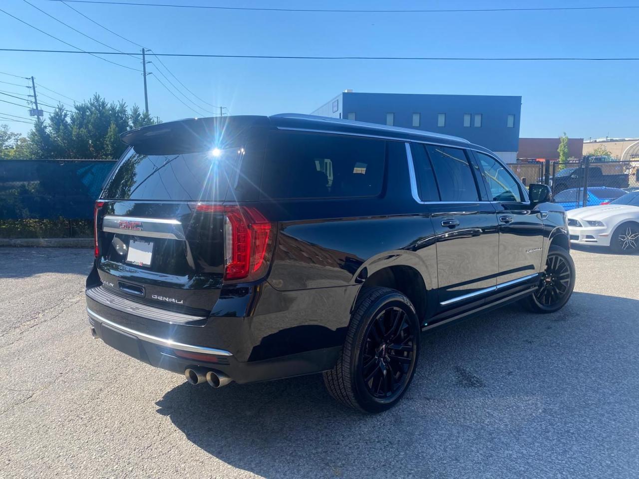 2023 GMC Yukon XL Denali - Photo #2