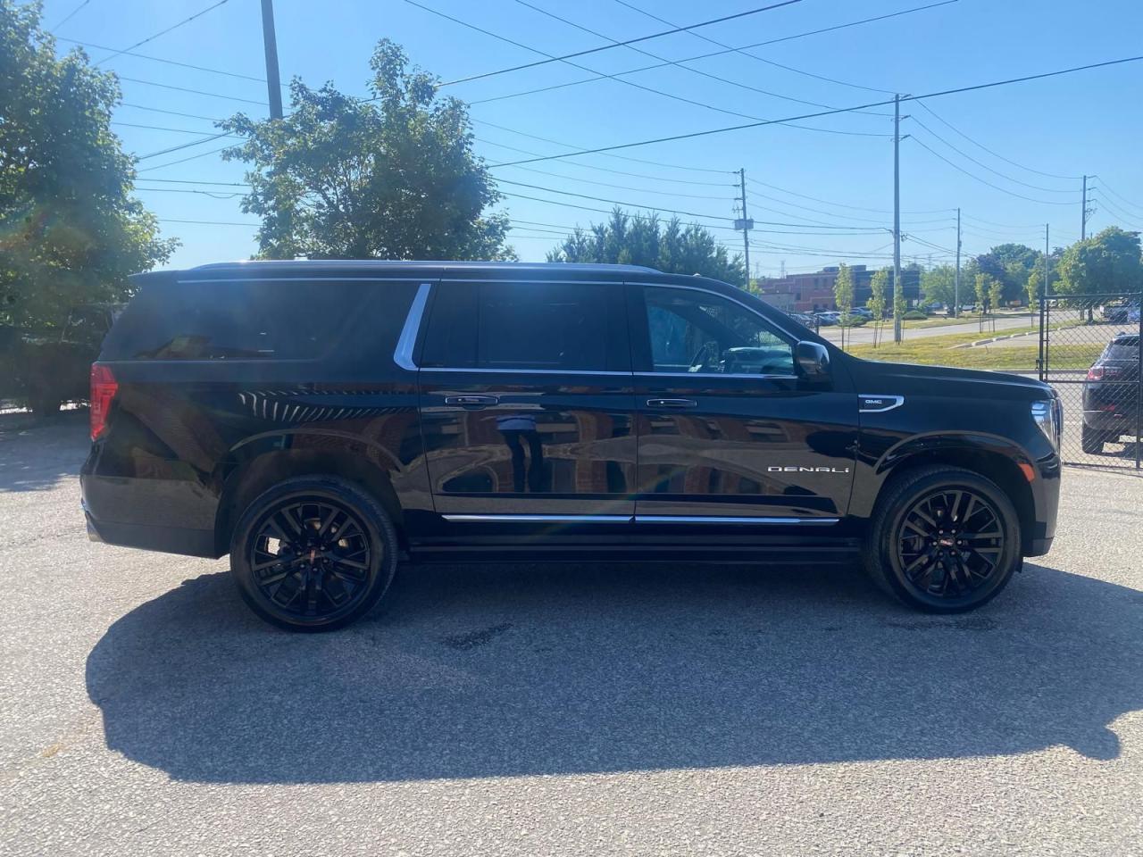 2023 GMC Yukon XL Denali - Photo #5