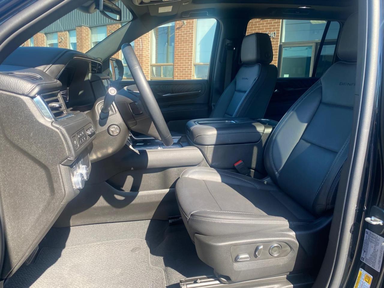 2023 GMC Yukon XL Denali - Photo #8