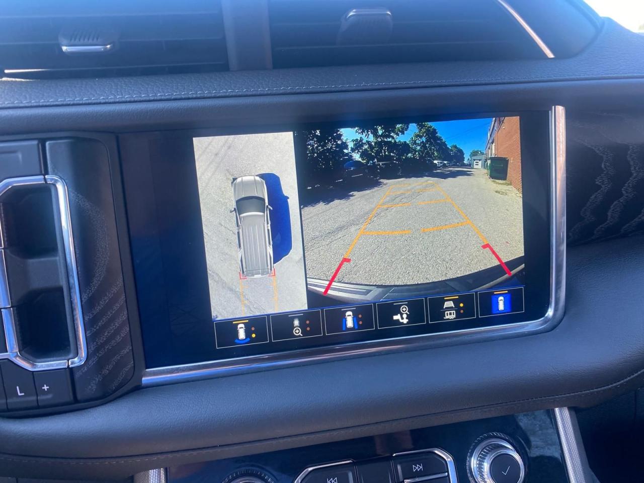 2023 GMC Yukon XL Denali - Photo #11
