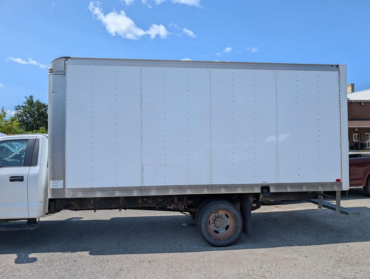 2017 Ford F-450 XL 2WD Box Truck 120" WB Photo3