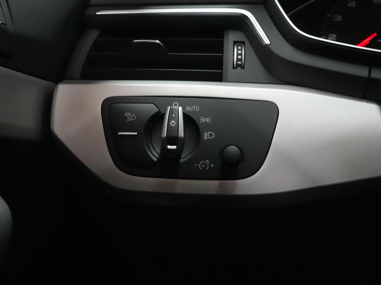 2020 Audi A4 KOMFORT | AWD | Leather | Sunroof | ACC | CarPlay Photo