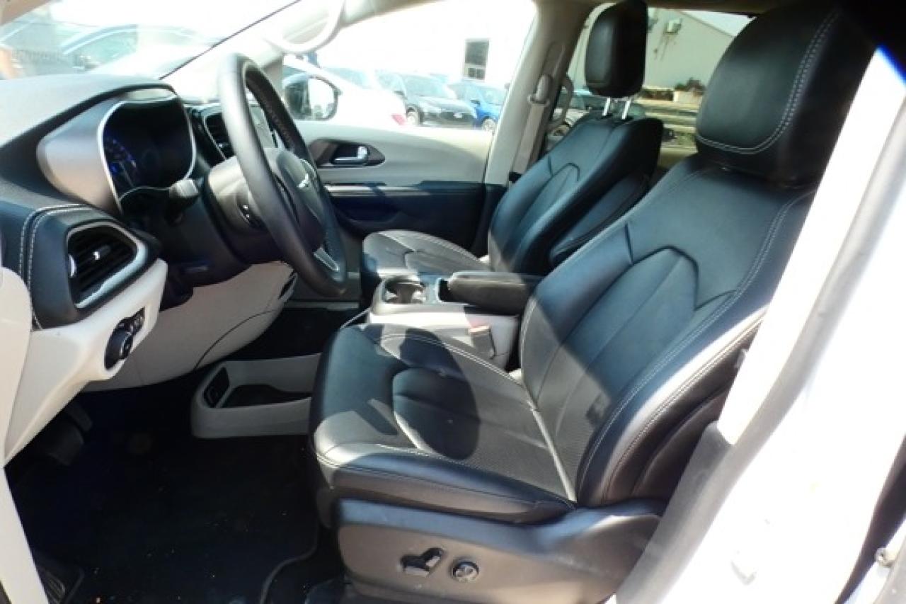 2024 Chrysler Pacifica Touring-L FWD w/Htd Leather, Htd wheel, BUC - Photo #11