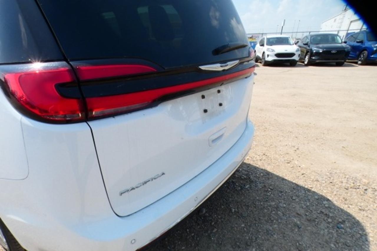 2024 Chrysler Pacifica Touring-L FWD w/Htd Leather, Htd wheel, BUC - Photo #23