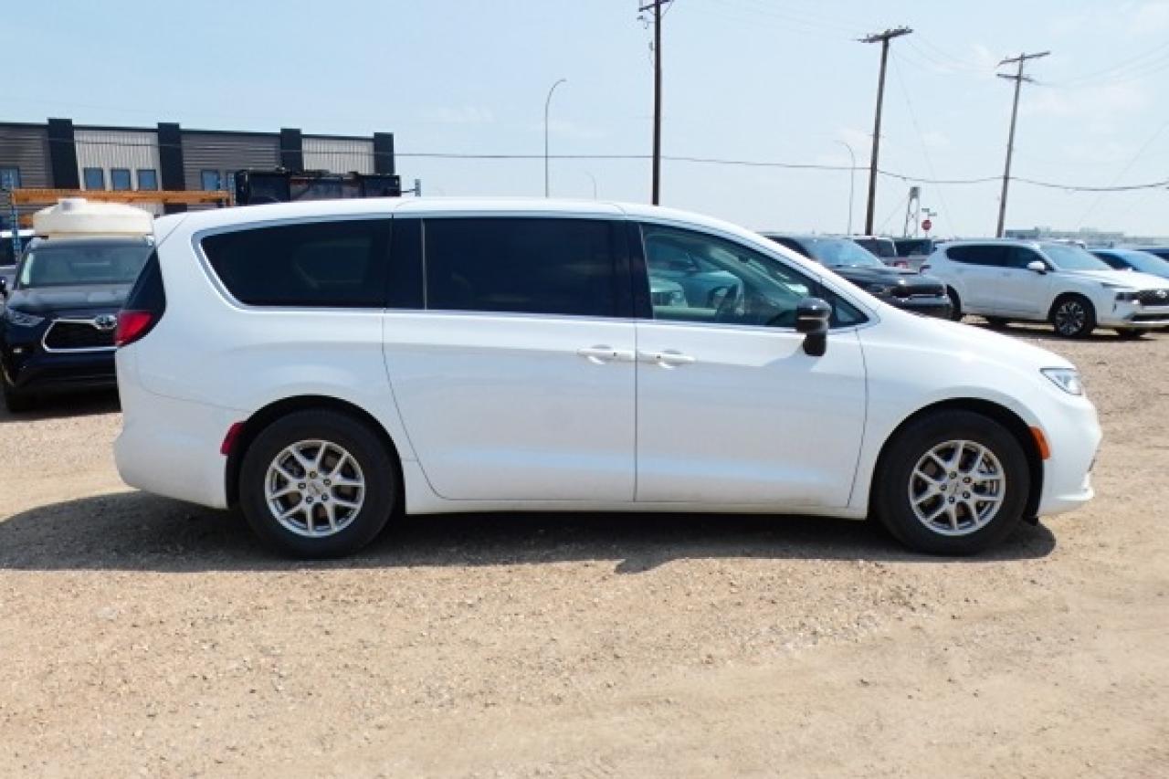 2024 Chrysler Pacifica Touring-L FWD w/Htd Leather, Htd wheel, BUC - Photo #5