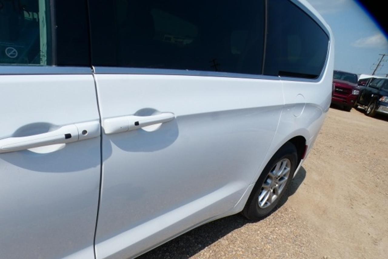 2024 Chrysler Pacifica Touring-L FWD w/Htd Leather, Htd wheel, BUC - Photo #21