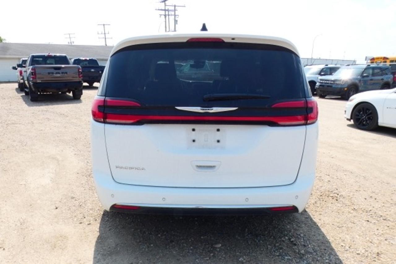 2024 Chrysler Pacifica Touring-L FWD w/Htd Leather, Htd wheel, BUC - Photo #7