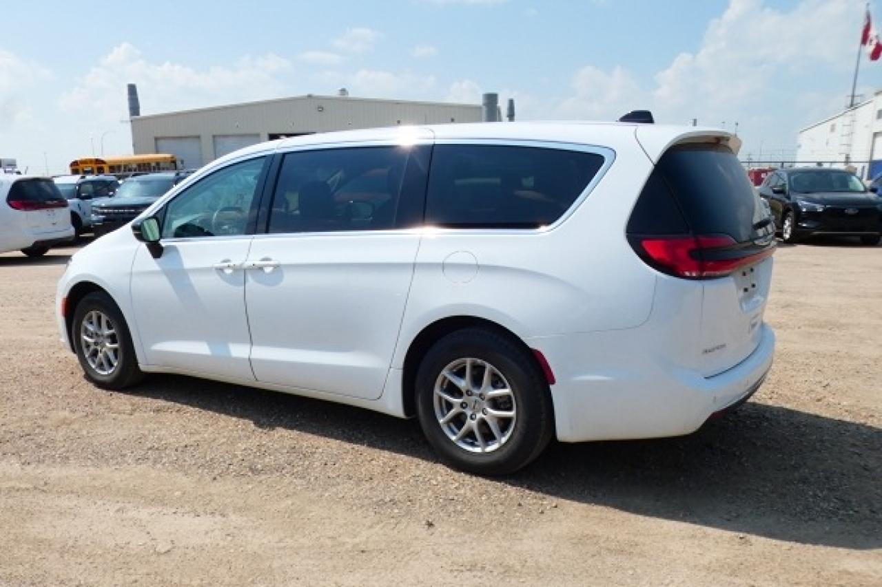 2024 Chrysler Pacifica Touring-L FWD w/Htd Leather, Htd wheel, BUC - Photo #8