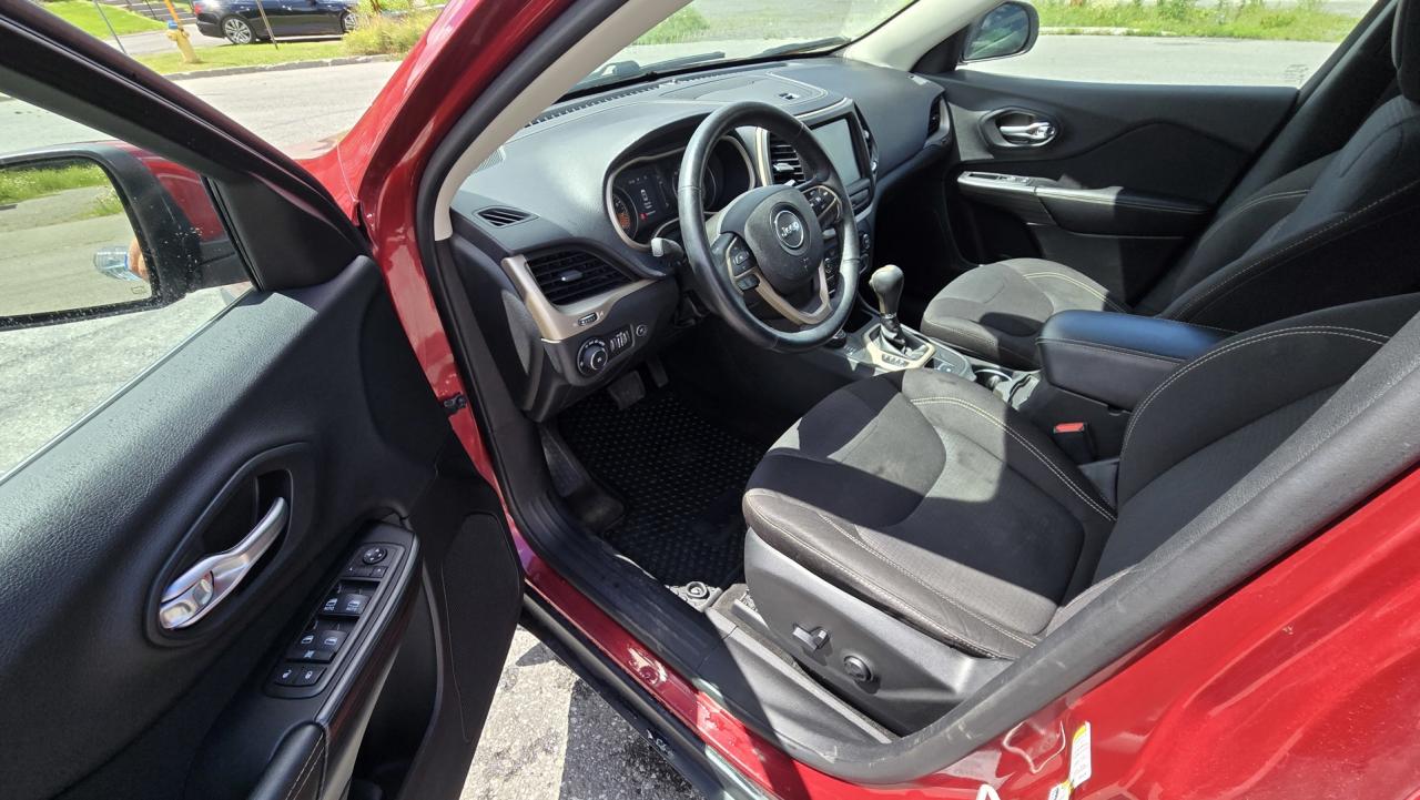 2015 Jeep Cherokee Latitude 4WD - Photo #9